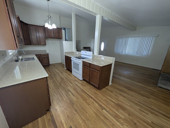 Cocina vista desde la puerta lateral - 1022 E 5290 S