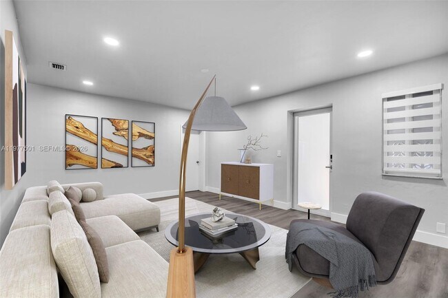 Foto del edificio - 648 South Dr