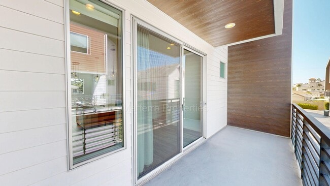 Building Photo - Modern Light-Filled Costa Mesa Home with Designer Kitchen