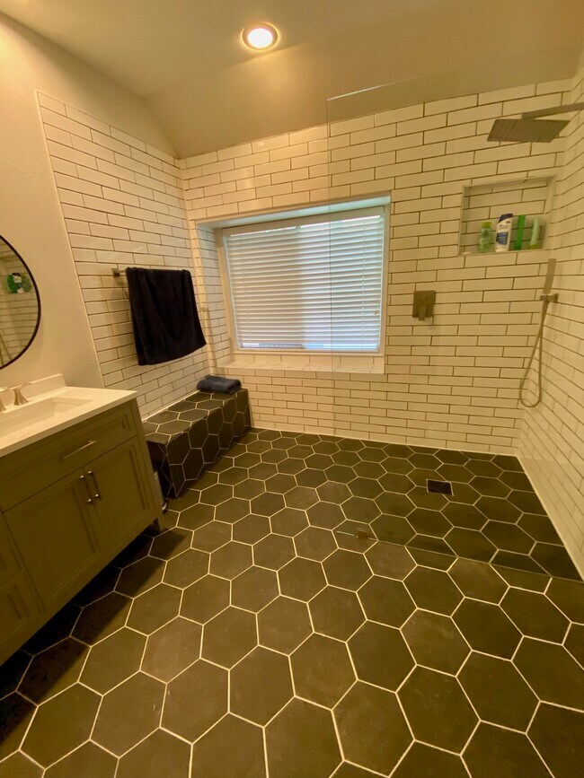 MASTER BATH - 5812 Miramonte Dr