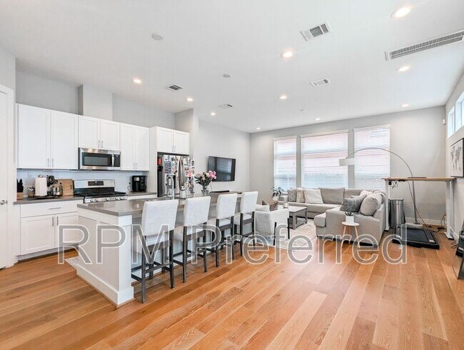 Building Photo - 2204 Beall St