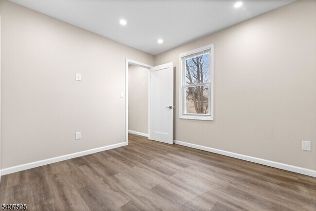 Foto del edificio - 80 E Emerson Ave