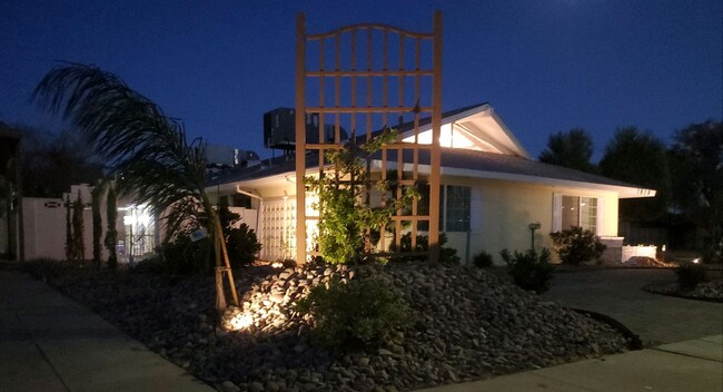 Building Photo - Single story centrally located with mother...