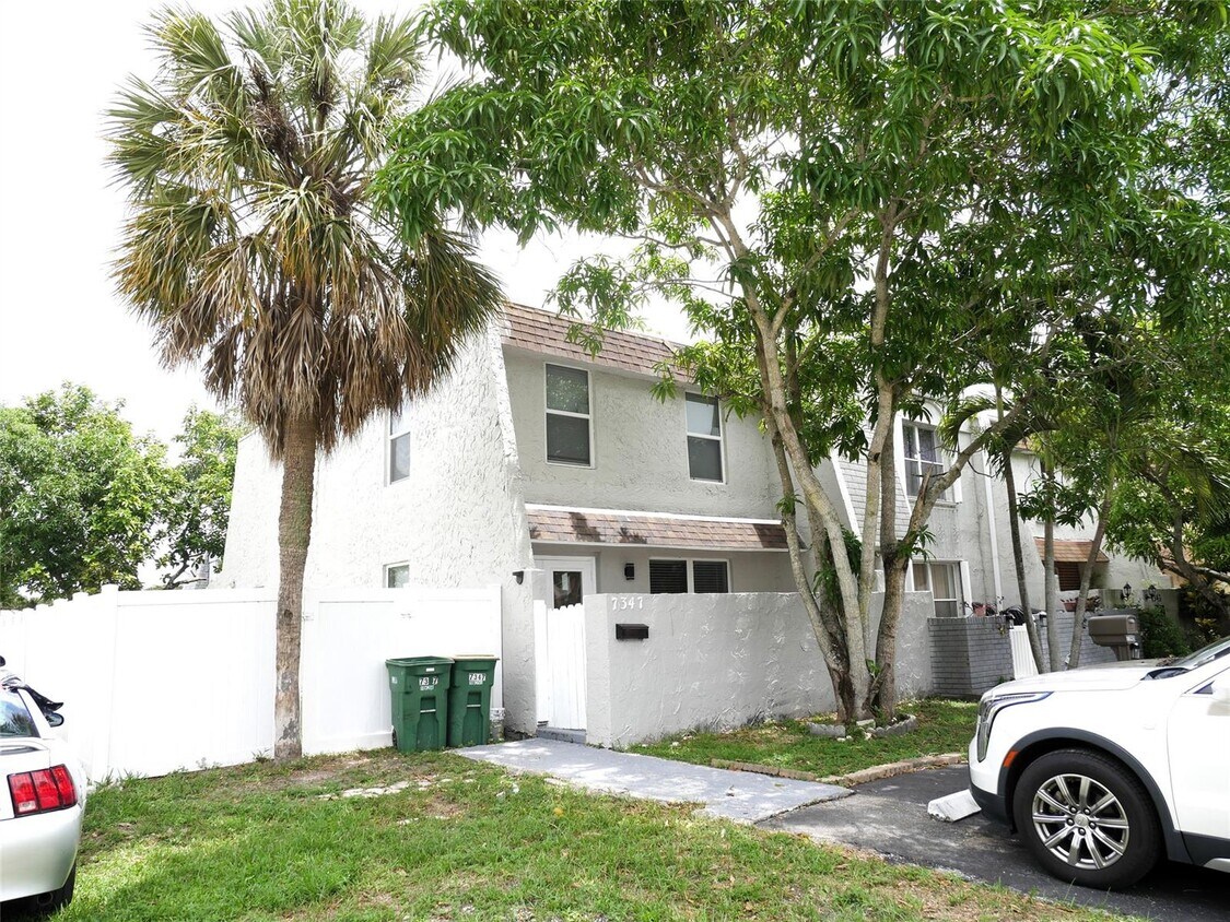 Primary Photo - 7347 NW 75th St