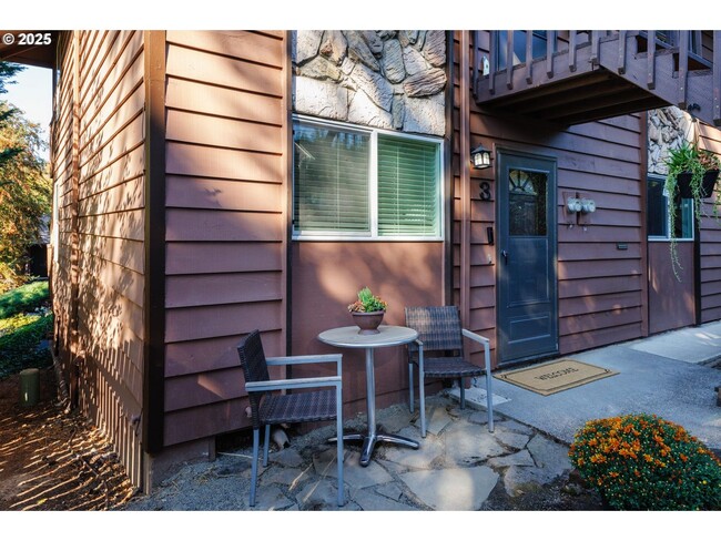 Building Photo - Stylish 2 Bedroom Home Featuring an Updated Kitchen and Sunlit Living Space