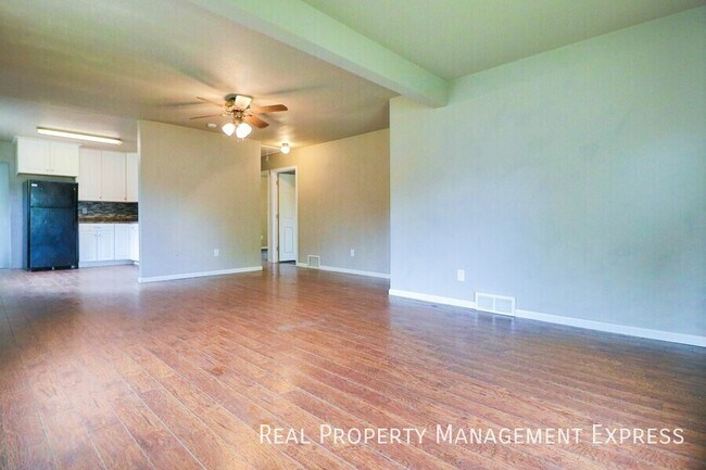 Foto del edificio - 3 Bed Home w/ Large Garage
