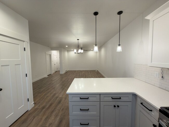 Building Photo - 723 Desert Willow Dr