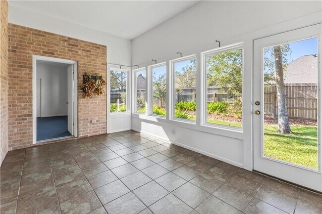 Foto del edificio - Spacious 4 bedroom 2 bath home with pool in Emerald Forest