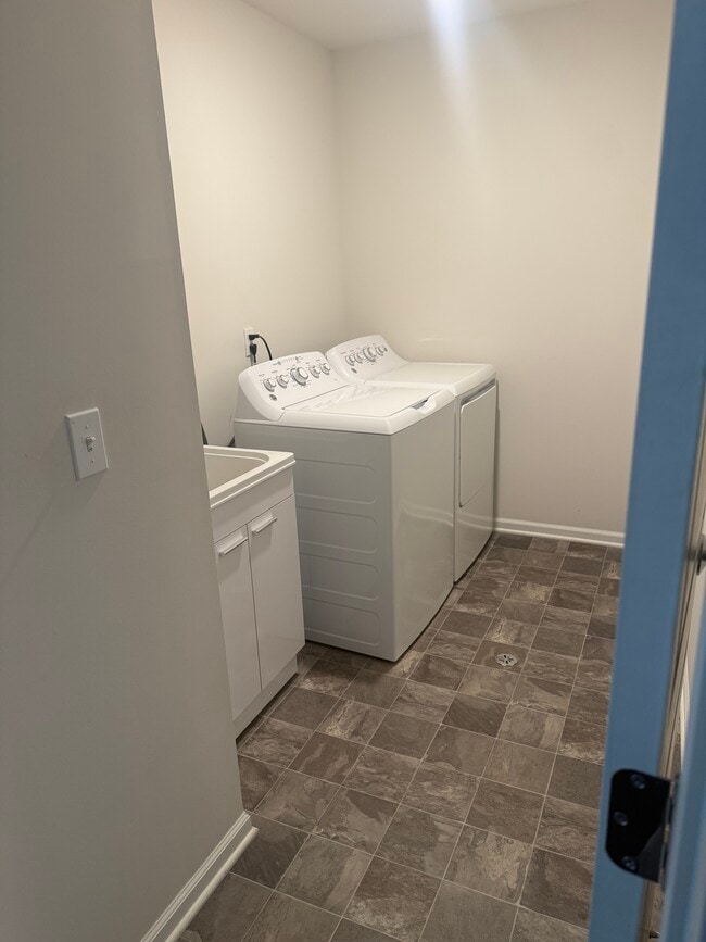 Building Photo - 8692 Pioneer St