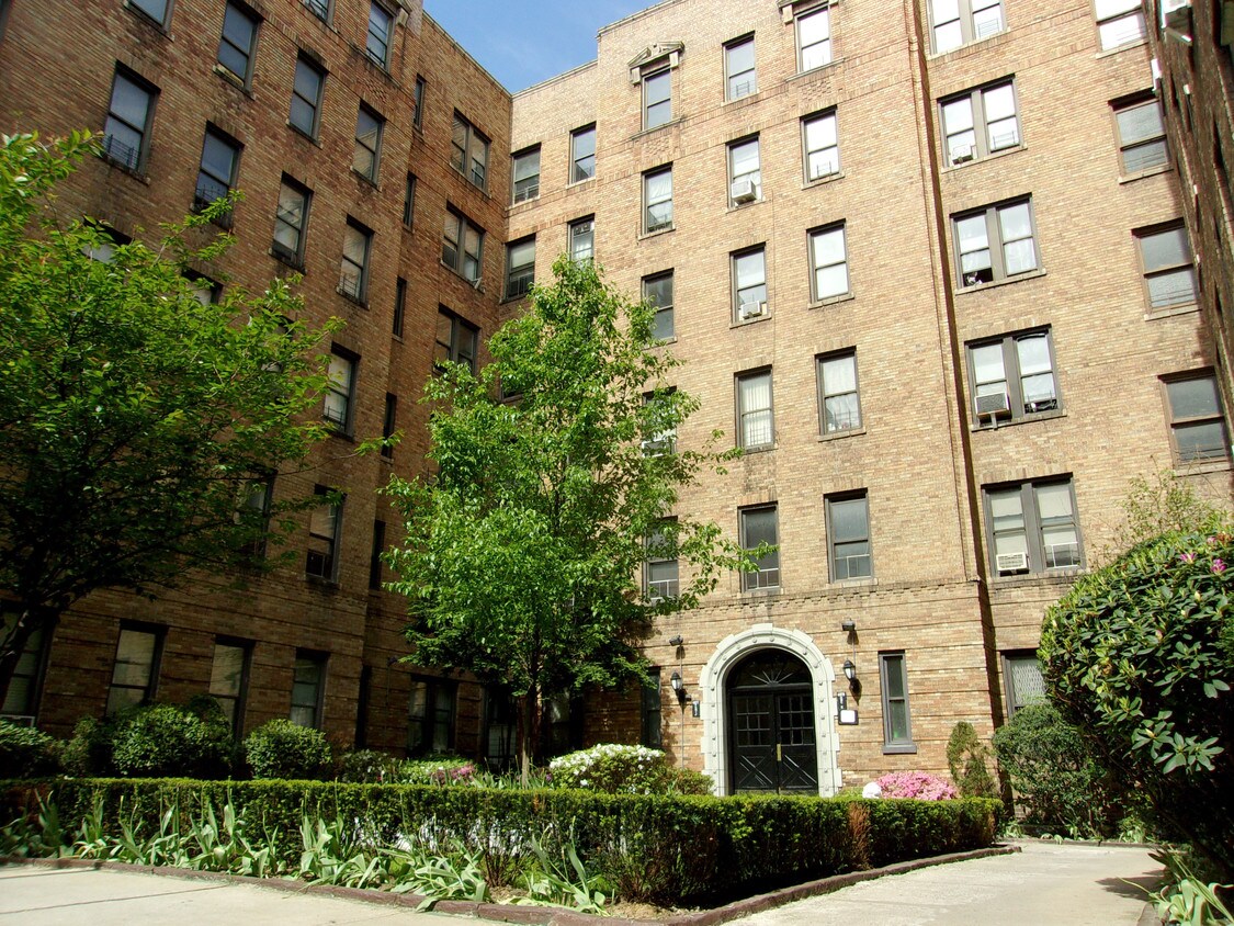 Foto principal - 4865 Broadway Ave