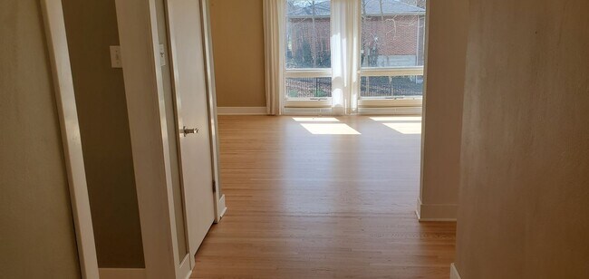 Building Photo - 4 bd, 2 ba, old SW Columbia, corner lot, great shape, fenced, hardwoods, W/D