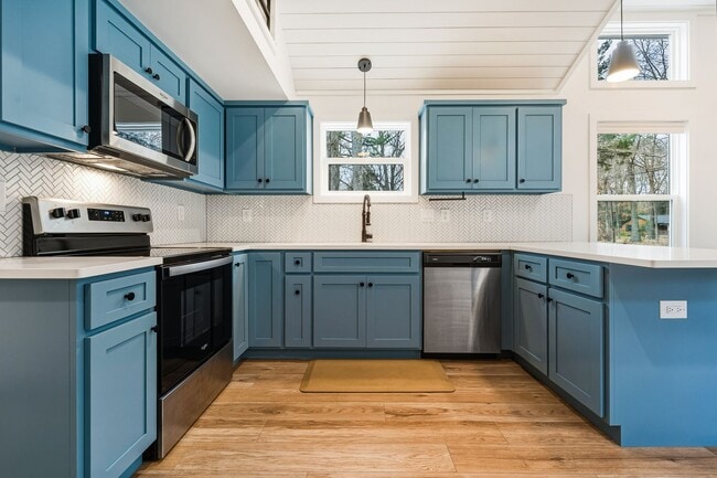 Building Photo - Beautiful 2 bed/1.5 bath with large fenced yard and separate office!