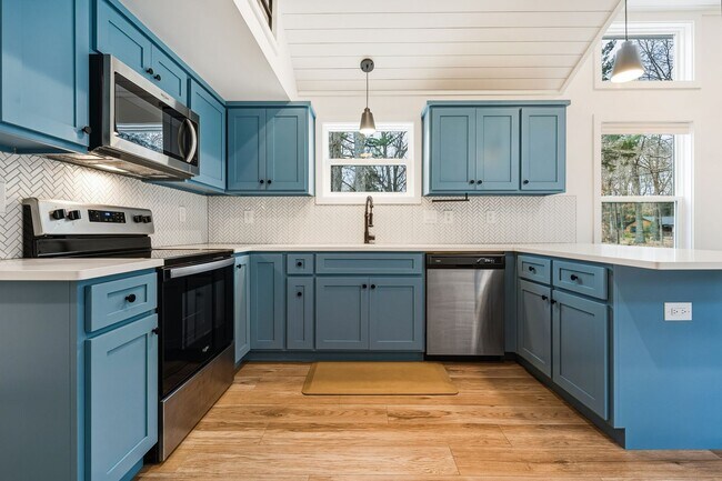 Foto del edificio - Beautiful 2 bed/1.5 bath with large fenced yard and separate office!