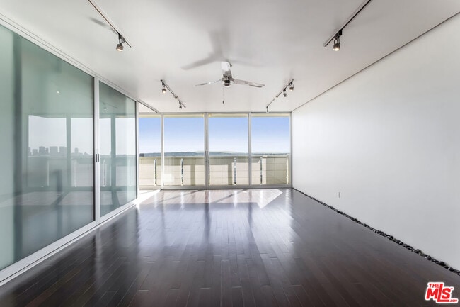 Building Photo - 8787 Shoreham Dr