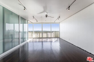 Building Photo - 8787 Shoreham Dr