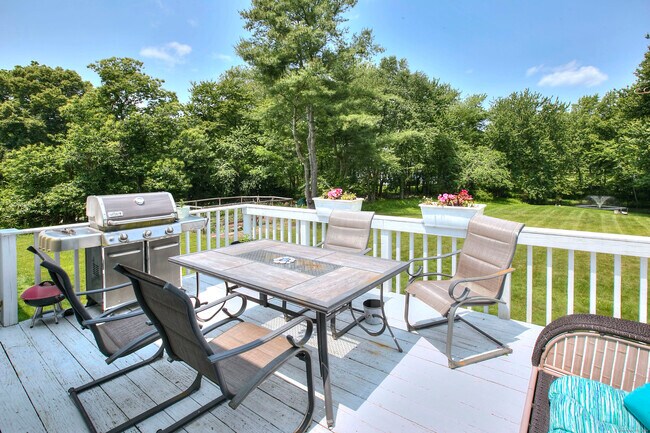 Foto del edificio - 287 Greens Farms Rd