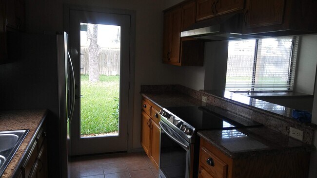 Building Photo - 2401 Mariposa Ln