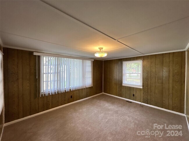 Building Photo - 3131 Seymour Dr