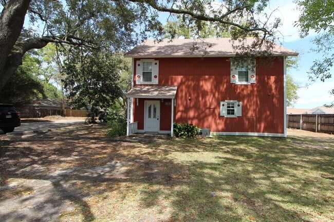 Foto del edificio - Two-story 2 bedroom townhouse in Northeast...