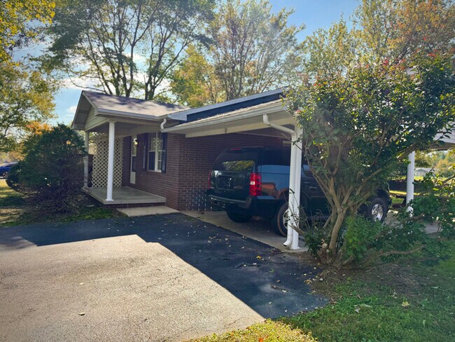 Foto del edificio - 597 Bluebird Dr