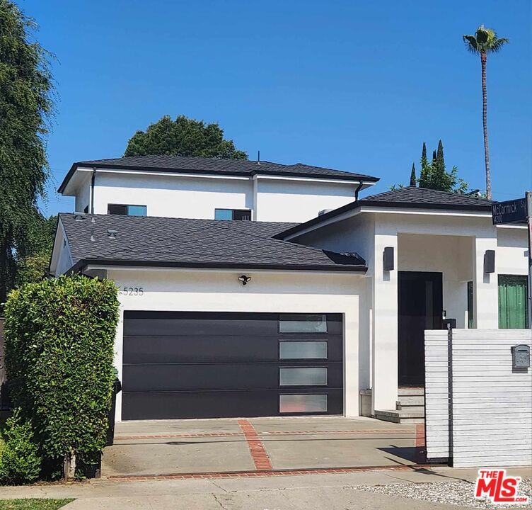 Foto principal - 5235 Tyrone Ave