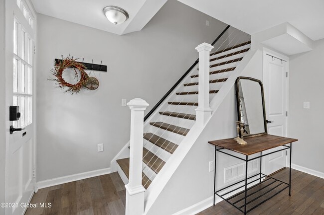 Building Photo - 10 Marion Pl