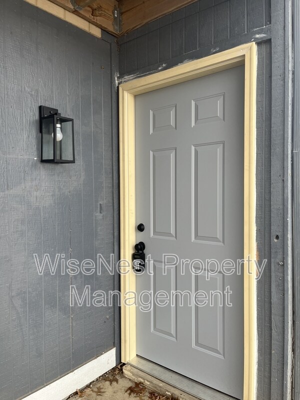 Building Photo - 708 NE Ball Dr