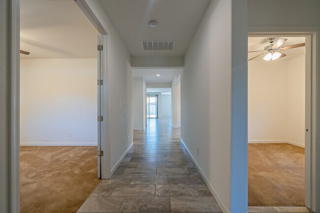 Foto del edificio - 15877 W Mauna Loa Ln