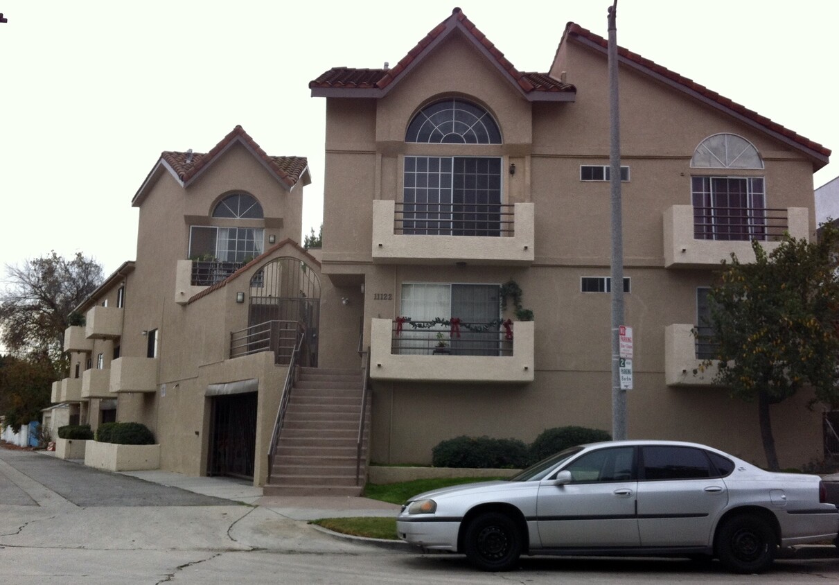 Primary Photo - 11122 Morrison St