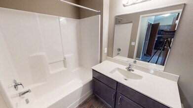 Bathroom - Pinnacle Point Apartments