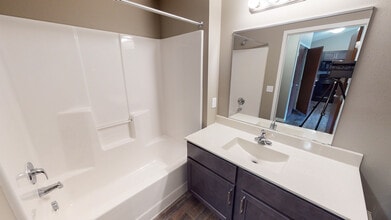 Bathroom - Pinnacle Point Apartments