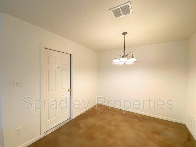 Foto del edificio - 5700B Luxor Dr