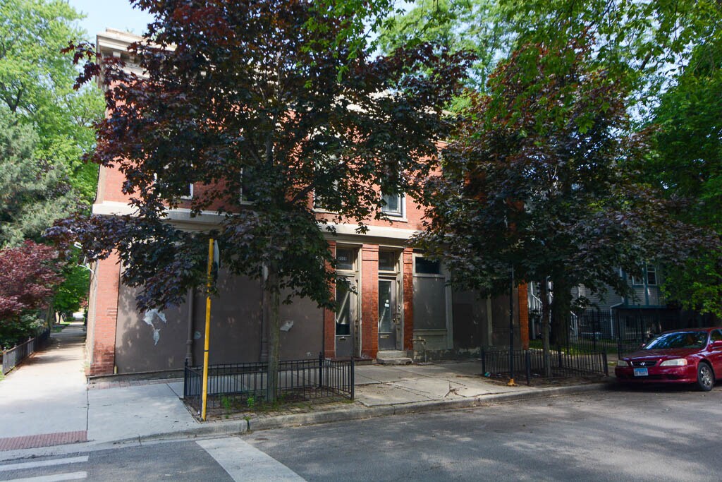 Primary Photo - 2030 N Oakley Ave