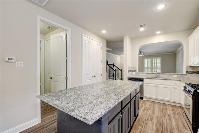 Foto del edificio - 6012 Whipple Way