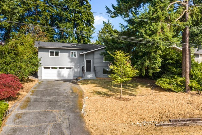 Foto del edificio - Updated Split-Level Home with Flexible Living Spaces & Backyard Deck