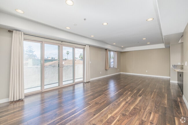 2 habitaciones, 2.5 baños - 1300 pies cuadrados - Sala de estar - Holt Townhomes