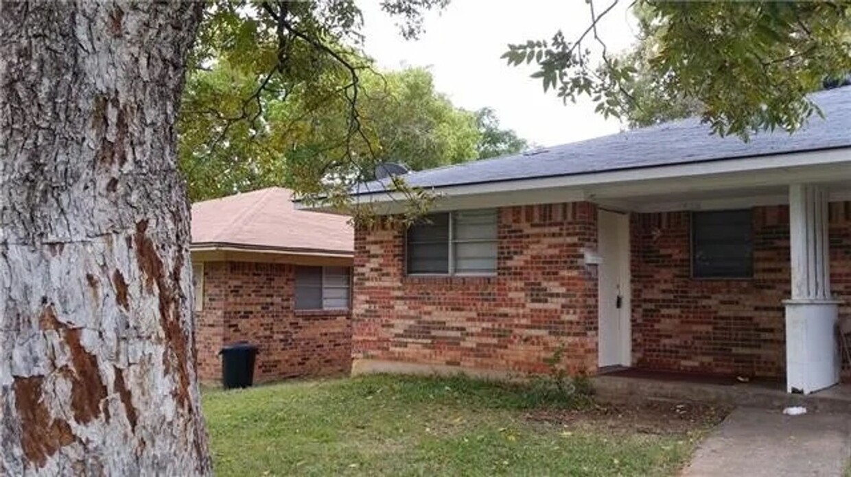 Primary Photo - 3 Bedroom 1 bath Duplex!