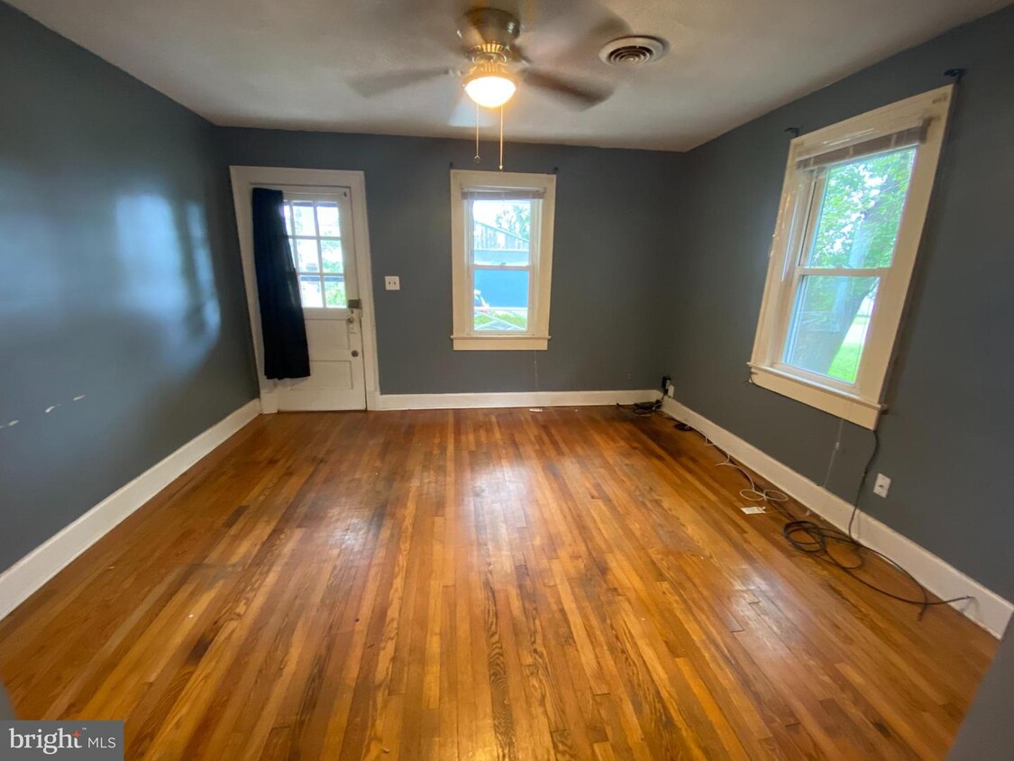 Primary Photo - 108 Oak St