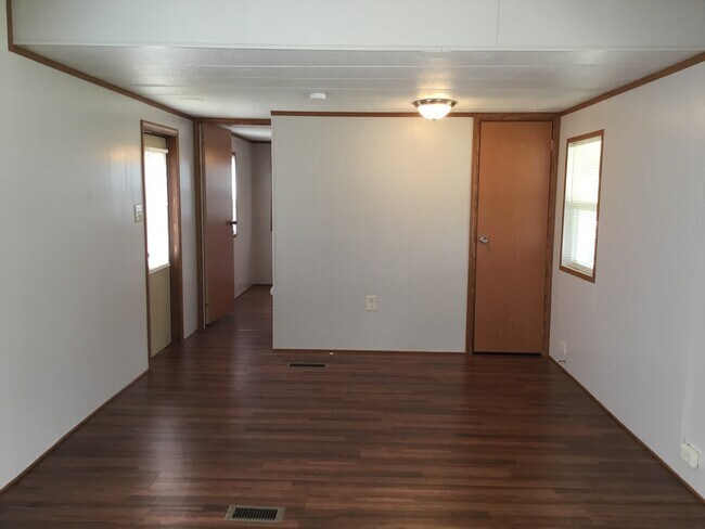 Foto del edificio - Recently Remodeled Two Bedroom/1 Bath Mobile Home near Downtown Clover!!