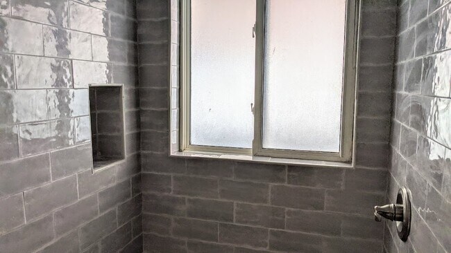 ducha a ras de suelo - 130 17th St N