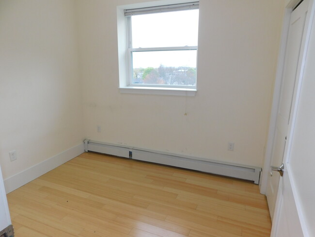 Building Photo - 505 Pleasant St