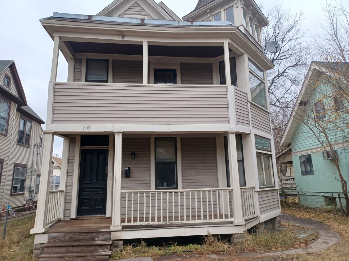Primary Photo - 719 Edmund Ave W