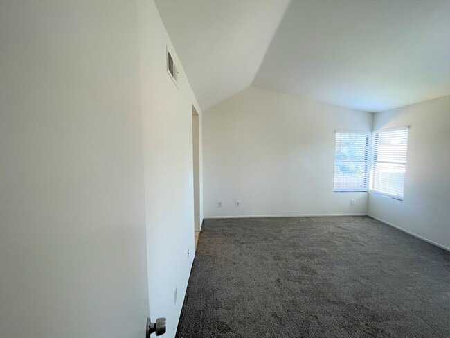 Building Photo - Large and Bright Mira Mesa Home