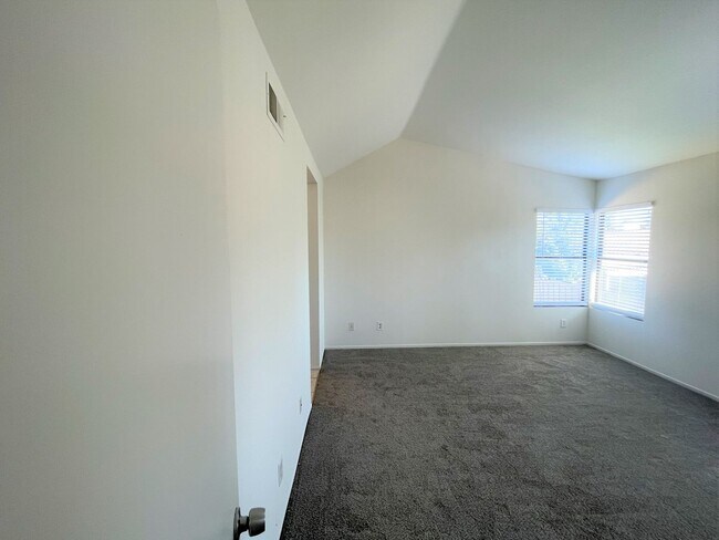 Foto del edificio - Large and Bright Mira Mesa Home