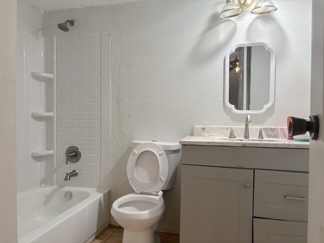 Building Photo - 10855 Meadowglen Ln