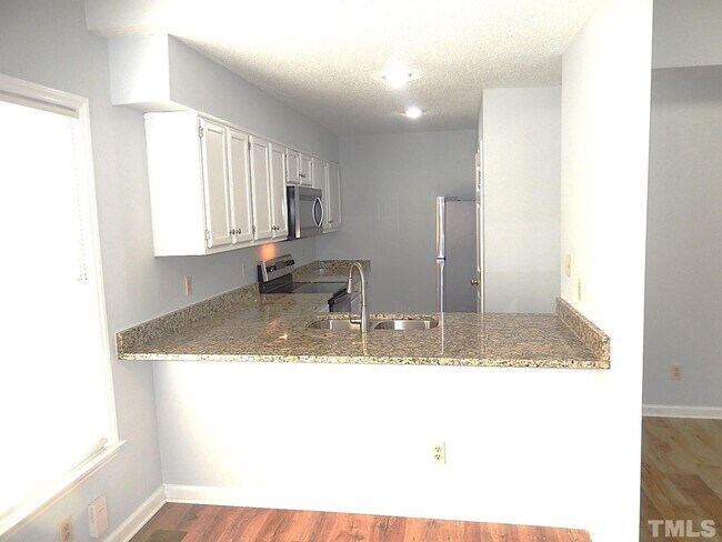 Foto del edificio - 8318 McGuire Dr