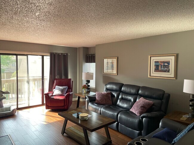 Foto del edificio - 2425 Cypress Ct