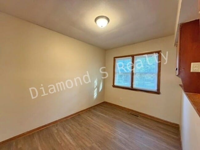 Building Photo - Cute 2 bed/1 bath house with Garage!