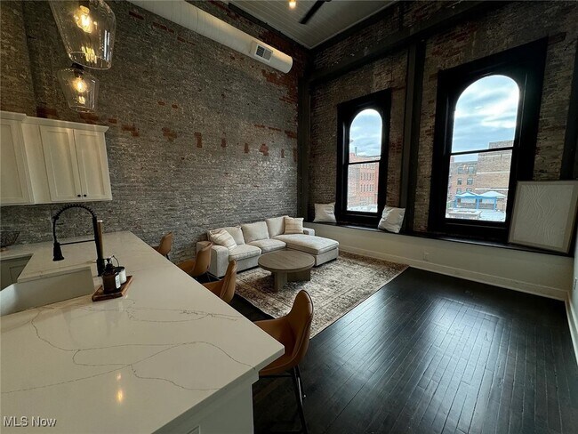 Foto del edificio - 1277 W 6th St