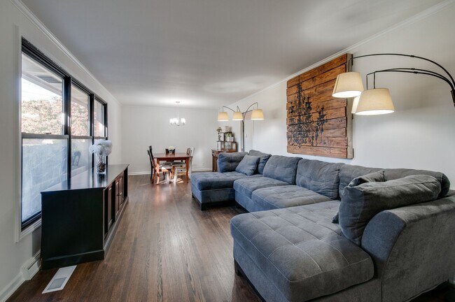 Sala de estar - arriba - 930 Havenhill Dr